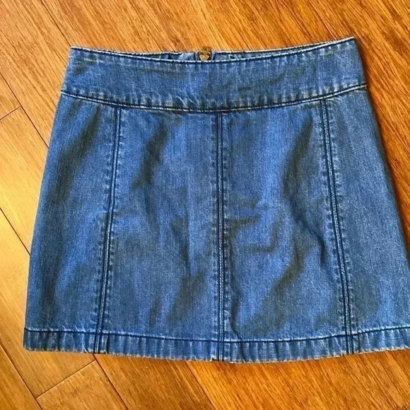 Free People denim mini skirt women’s size 4 zip close in back - Picture 1 of 4